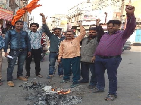 He also blew Hinduvadion , Scindia 's effigy